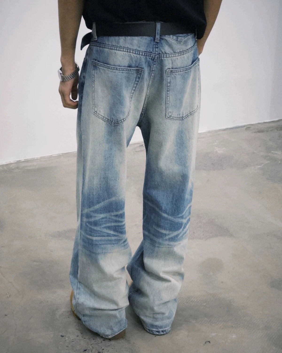 05 DISTRESSED DENIM