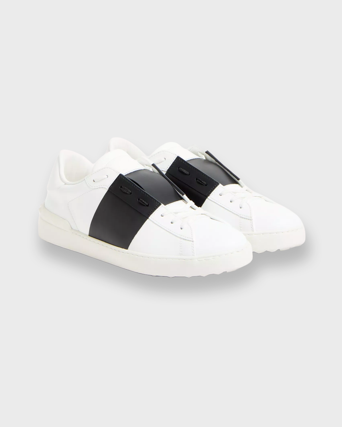STUDDED SNEAKER